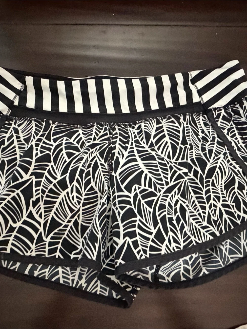 Lululemon Speed Shorts black & white palm leaf w stripe waist 10